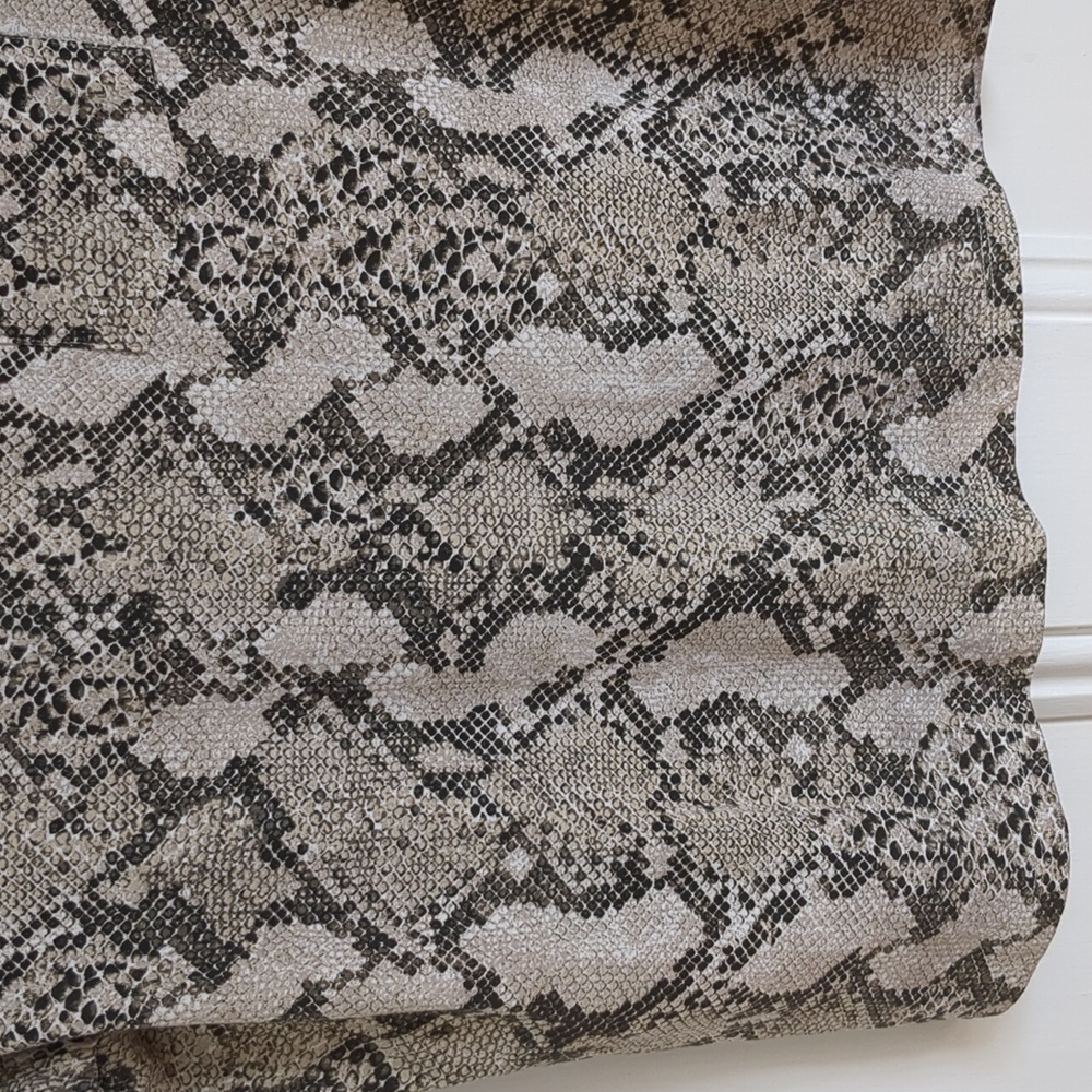 H&M Snake Print Short Sleeve Tee - Black and Cream - Picture 4 of 8